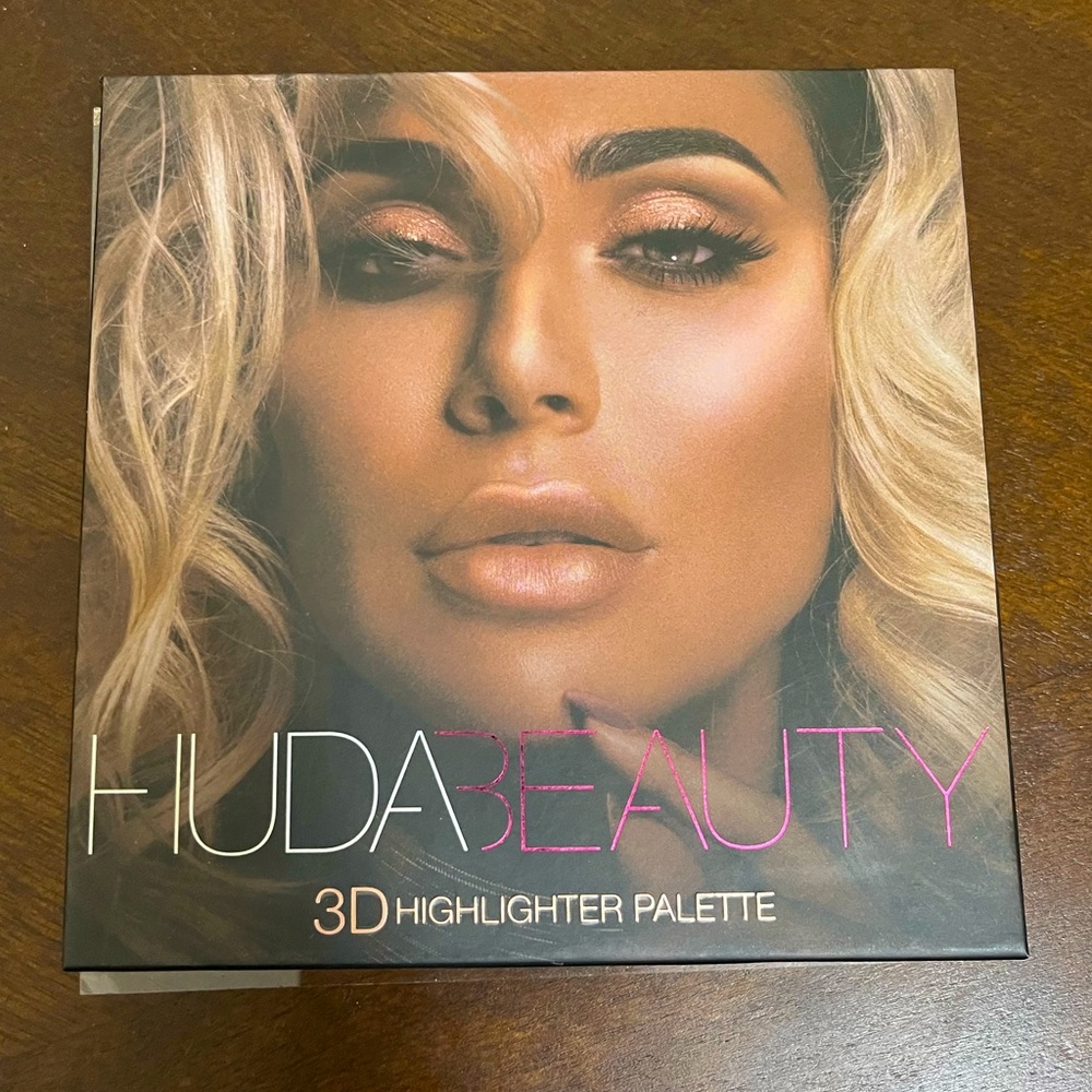 Huda Beauty 3D highlighter palette